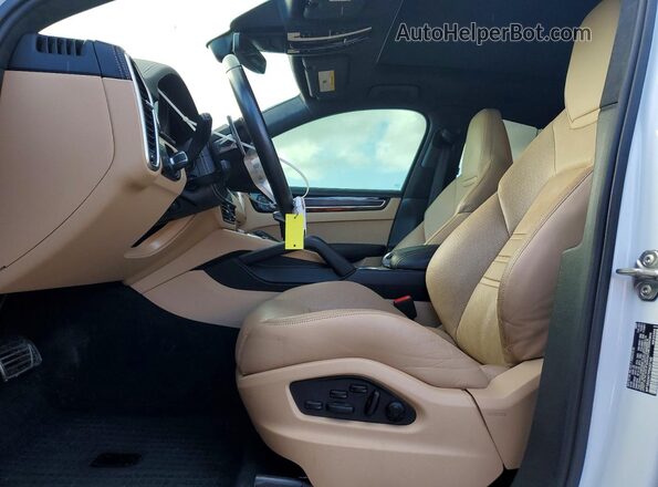 WP1BG2AY7PDA32160 2023 PORSCHE CAYENNE White Widok wnętrza z przodu