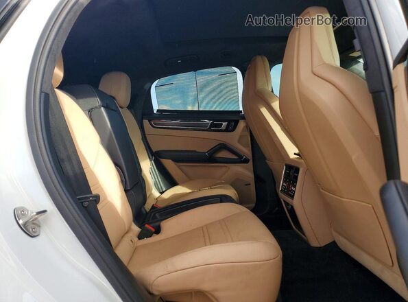 WP1BG2AY7PDA32160 2023 PORSCHE CAYENNE White Widok wnętrza z tyłu