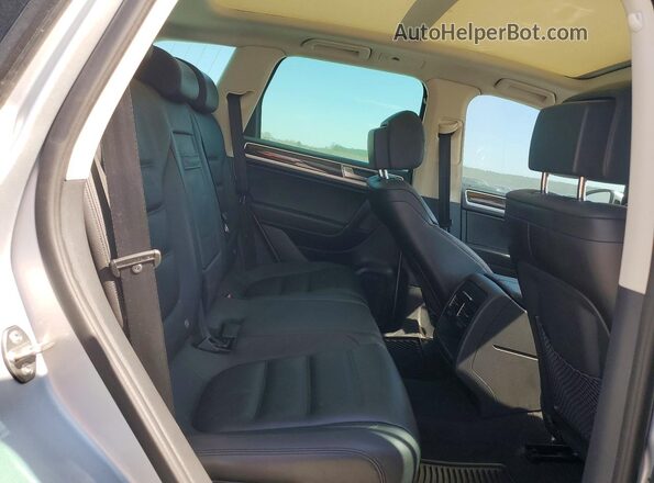 WVGEF9BP7GD001843 2016 VOLKSWAGEN TOUAREG Silver Vista interior trasera