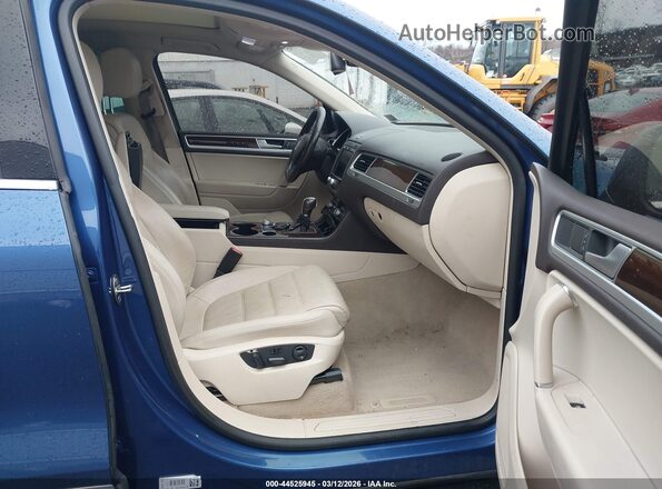 WVGEF9BP9GD003397 2016 VOLKSWAGEN TOUAREG Blue Widok wnętrza z przodu