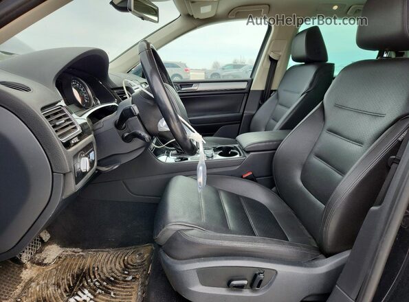 WVGEP9BP5GD005967 2016 VOLKSWAGEN TOUAREG Blue Front interior view