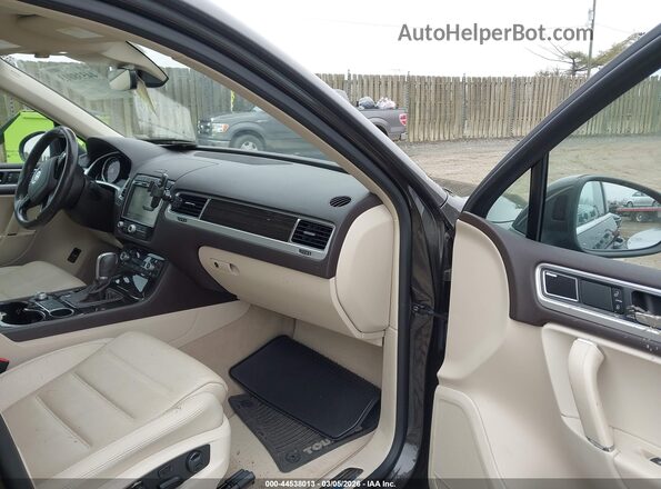 WVGGF7BP7HD005888 2017 VOLKSWAGEN TOUAREG Gray Vista interior delantera