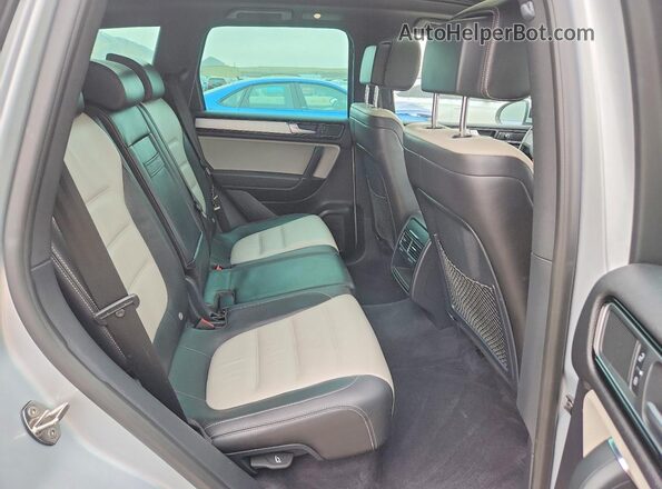 WVGRF7BP2HD003426 2017 VOLKSWAGEN TOUAREG Серебряный Вид задних сидений