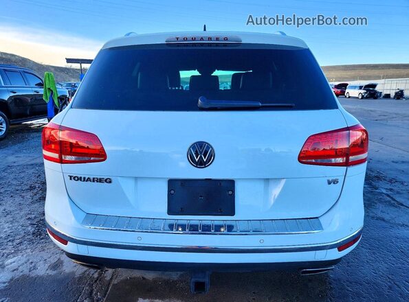 WVGRF7BP5HD004277 2017 VOLKSWAGEN TOUAREG White Հետևի տեսք