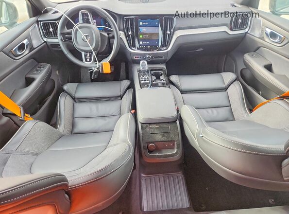 YV1H60EP4S1644289 2025 VOLVO V60 Silver Vista del salpicadero
