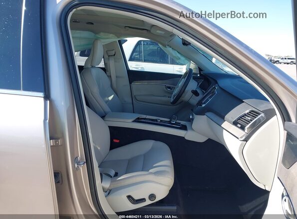 YV4062PN2P1957033 2023 VOLVO XC90 Gold Вид салону спереду