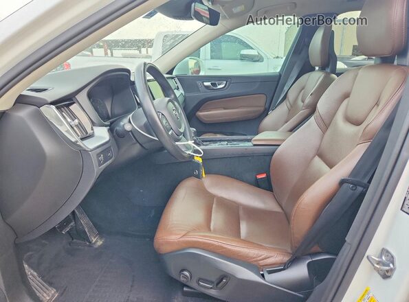 YV4102RK3J1029893 2018 VOLVO XC60 White Widok wnętrza z przodu