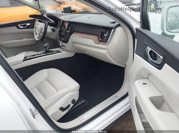 YV4102RK6M1850510 2021 VOLVO XC60 White Front interior view