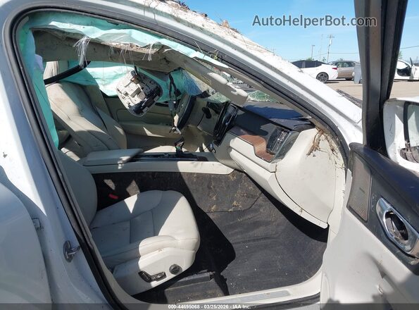 YV4102RK9M1714520 2021 VOLVO XC60 Белый Вид салона спереди
