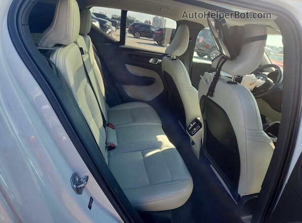 YV4162UK7M2452304 2021 VOLVO XC40 Белый Вид задней части салона
