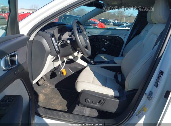 YV4162UK7M2583085 2021 VOLVO XC40 White 