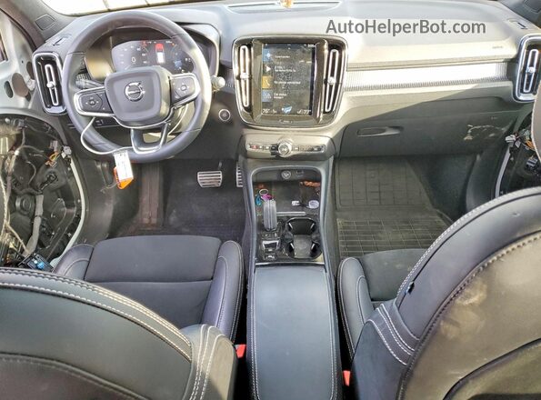 YV4162UM1N2658169 2022 VOLVO XC40 White Vista del salpicadero