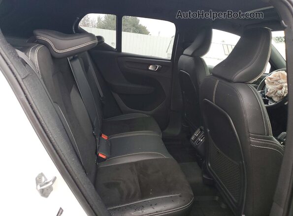 YV4162UM5M2403832 2021 VOLVO XC40 White Vista interior trasera