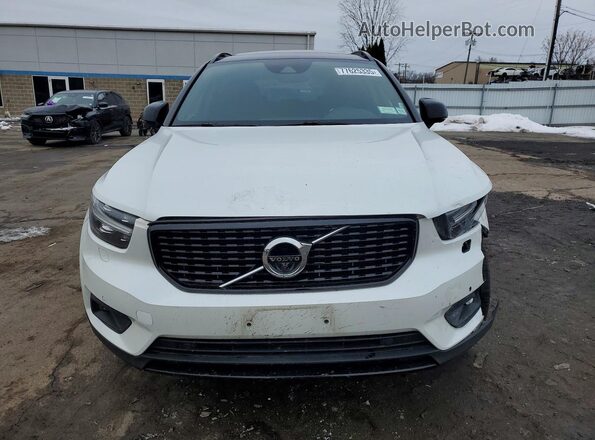 YV4162UM5M2403832 2021 VOLVO XC40 White Vista frontal