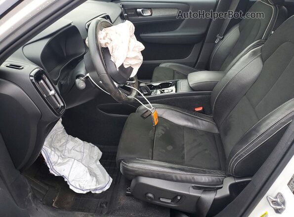 YV4162UM5M2403832 2021 VOLVO XC40 White Vista interior delantera