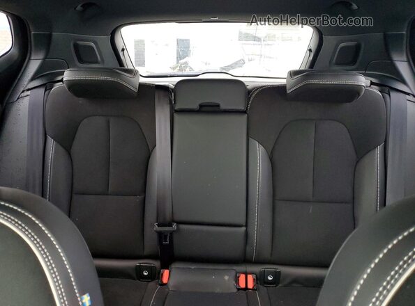 YV4162UM5M2403832 2021 VOLVO XC40 White Vista de los asientos traseros