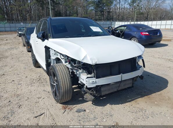 YV4162UM6N2752581 2022 VOLVO XC40 White 