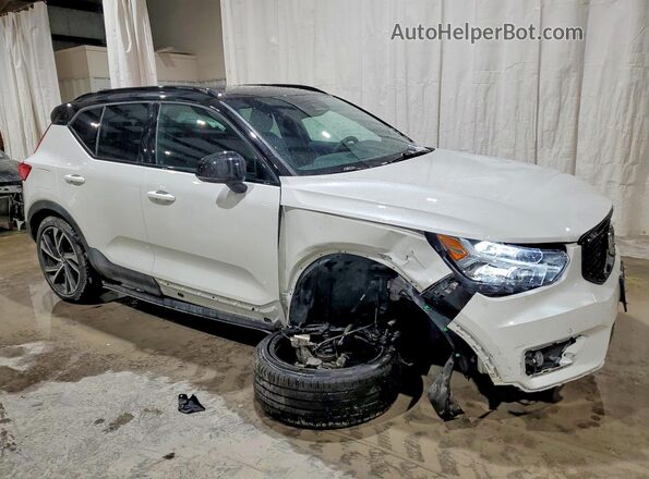 YV4162UM7N2742982 2022 VOLVO XC40 White Delantero derecho