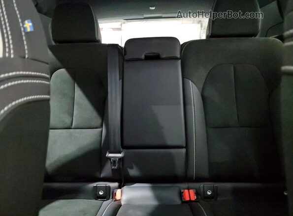 YV4162UM7N2742982 2022 VOLVO XC40 White Vista de los asientos traseros