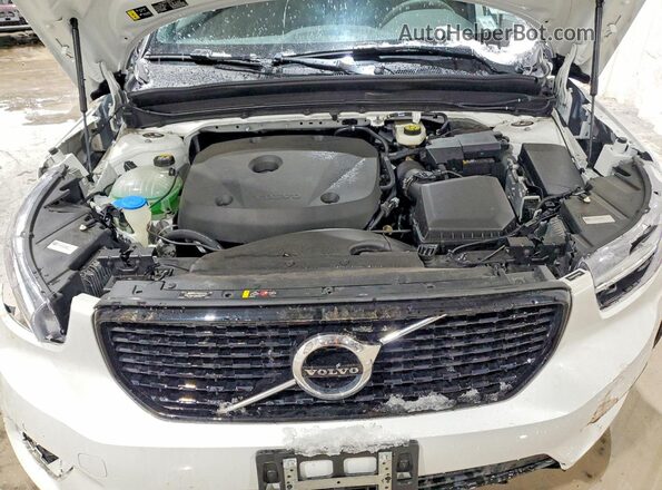 YV4162UM7N2742982 2022 VOLVO XC40 White Vista del compartimento del motor