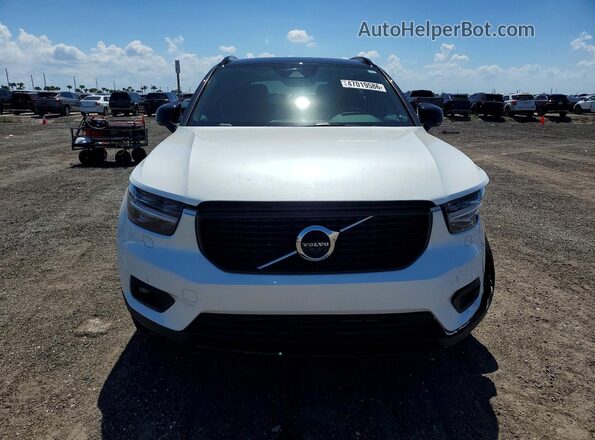 YV4162UM9N2642768 2022 VOLVO XC40 White Widok z przodu