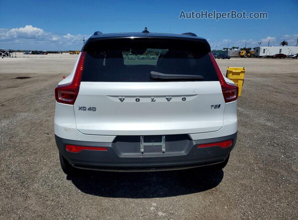 YV4162UM9N2642768 2022 VOLVO XC40 White Widok z tyłu