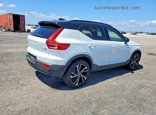 YV4162UM9N2642768 2022 VOLVO XC40 White Tył prawy