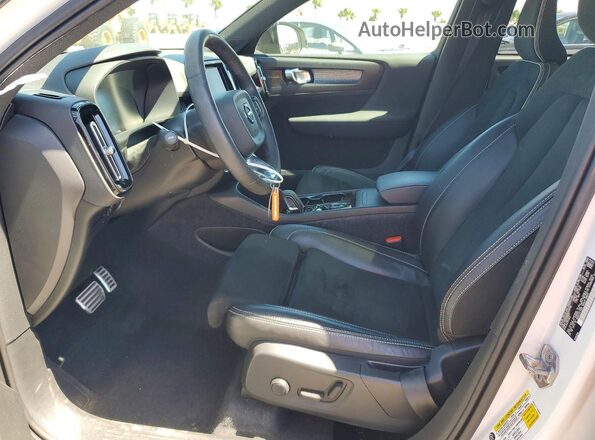 YV4162UM9N2642768 2022 VOLVO XC40 White Widok wnętrza z przodu