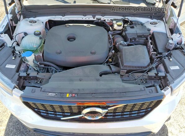 YV4162UM9N2642768 2022 VOLVO XC40 White Widok komory silnika