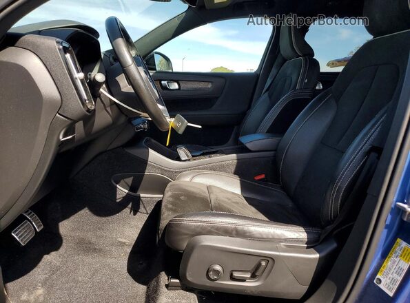 YV4162UMXM2417418 2021 VOLVO XC40 Синий Вид салона спереди