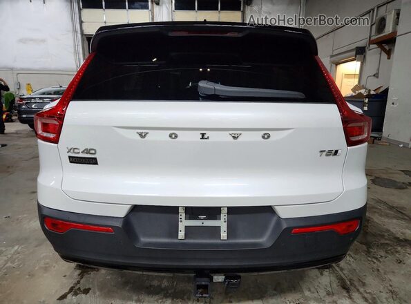 YV4162UMXN2668070 2022 VOLVO XC40 White უკანა ხედი