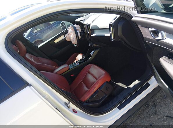 YV4162XZ9K2012588 2019 VOLVO XC40 White Вид салону спереду