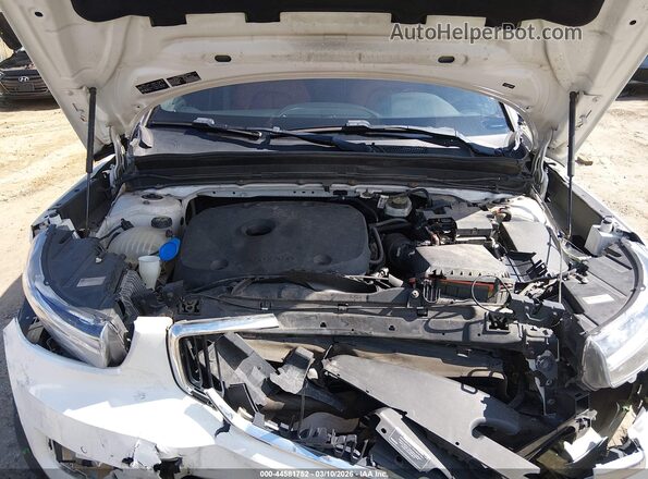 YV4162XZ9K2012588 2019 VOLVO XC40 White Вид ззаду