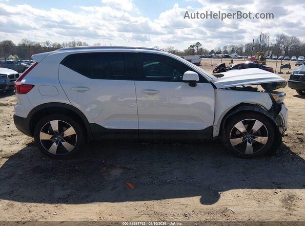 YV4162XZ9K2012588 2019 VOLVO XC40 White Вид задньої частини салону