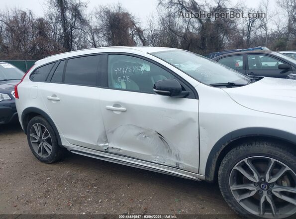 YV440MWK8H1037642 2017 VOLVO V60 CROSS COUNTRY White Front view