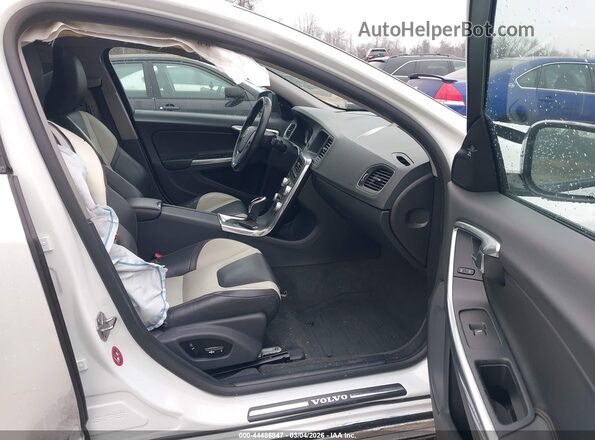 YV440MWK8H1037642 2017 VOLVO V60 CROSS COUNTRY White Front interior view