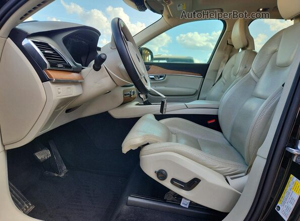 YV4A221L6L1551354 2020 VOLVO XC90 Black Front interior view