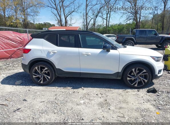 YV4AC2HM1M2537546 2021 VOLVO XC40 White Rear interior view