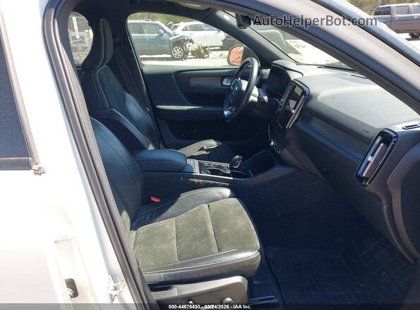 YV4AC2HM1M2537546 2021 VOLVO XC40 White Front interior view