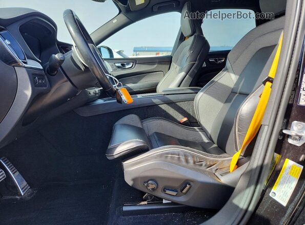 YV4BK0DP3M1715703 2021 VOLVO XC60 Black Front interior view