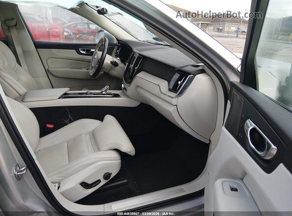 YV4BR0DL2N1946182 2022 VOLVO XC60 RECHARGE PLUG-IN HYBRID Silver Widok wnętrza z przodu