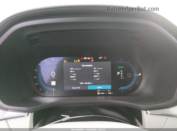 YV4BR0DL2N1946182 2022 VOLVO XC60 RECHARGE PLUG-IN HYBRID Silver Widok tylnych siedzeń