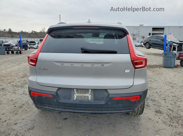 YV4ED3UM1P2087802 2023 VOLVO XC40 Silver Widok z tyłu