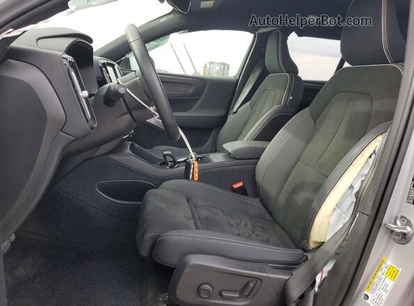 YV4ED3UM1P2087802 2023 VOLVO XC40 Silver Widok wnętrza z przodu