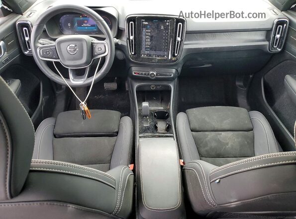 YV4ED3UM1P2087802 2023 VOLVO XC40 Silver Widok deski rozdzielczej