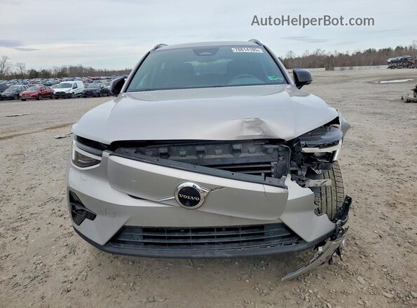 YV4ED3UM1P2087802 2023 VOLVO XC40 Silver Widok z przodu