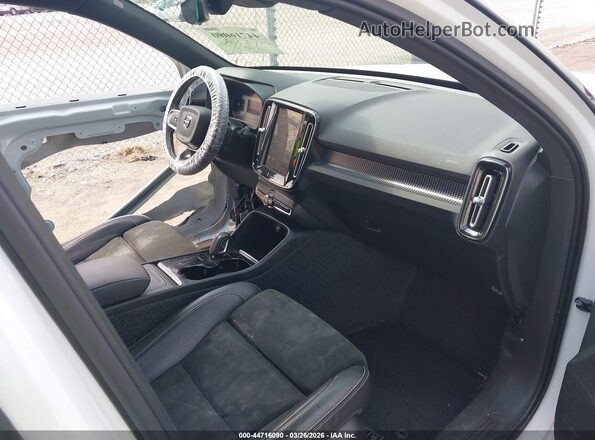 YV4ED3UR1M2522342 2021 VOLVO XC40 RECHARGE PURE ELECTRIC White Front interior view