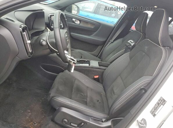 YV4ED3UW5P2969010 2023 VOLVO XC40 Two Tone Vista interior delantera