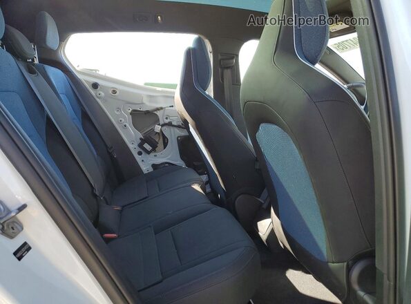 YV4EK3ZL5SS141312 2025 VOLVO EX30 White Vista interior trasera