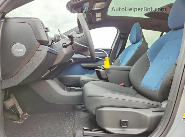 YV4EK3ZL6S2604834 2025 VOLVO EX30 Gray Widok wnętrza z przodu